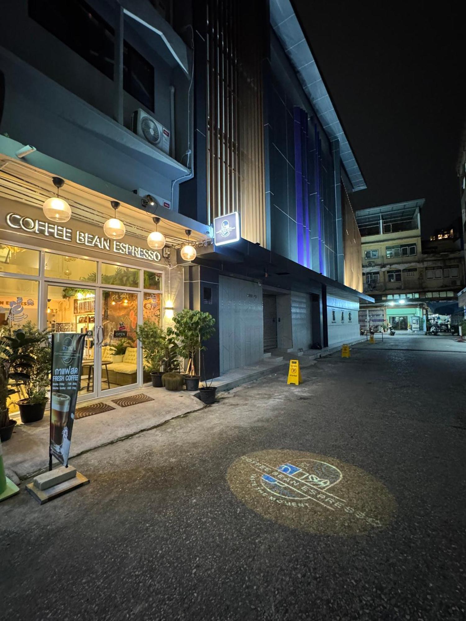 Twenty Two Place Hostel - Sukhumvit 22 Bangkok Exterior foto
